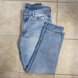 Cute light wash AE Mom jeans